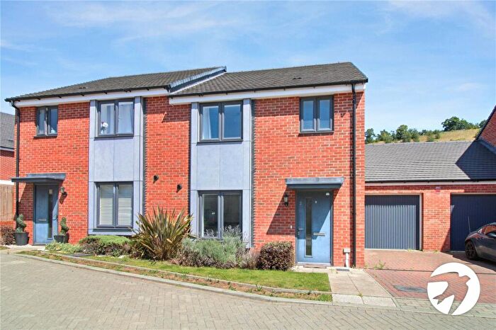 3 Bedroom Semi-Detached House To Rent In Danzey Close, Castle Hill, Ebbsfleet Valley, Swanscombe, DA10