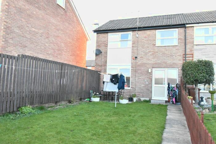 3 Bedroom Semi-Detached House To Rent In Standbridge Close, Wakefield, WF2