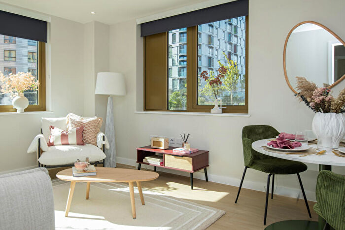 2 Bedroom Apartment To Rent In Emporium House East, Alloway Courtyard, Weldale Street, Reading, RG1