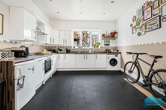 2 Bedroom Apartment For Sale In Park Road, Crouch End, London, N8