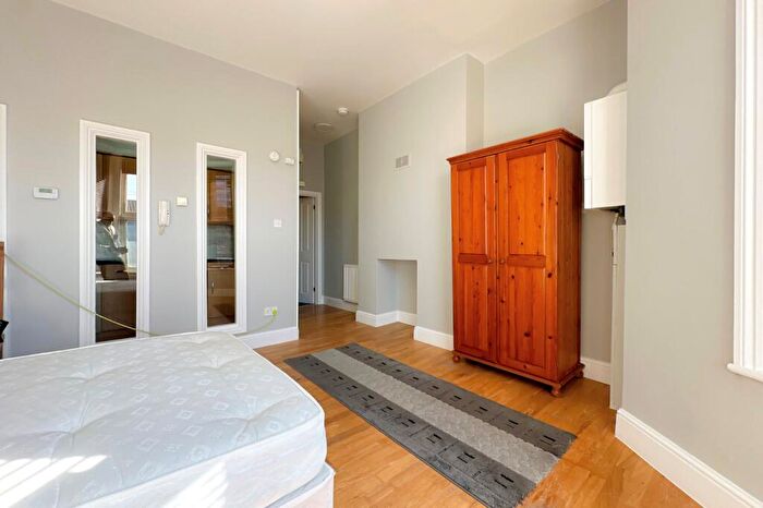 Flat To Rent In Venner Road, London, SE26