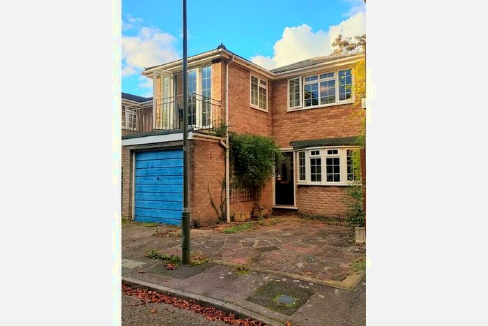 3 Bedroom Detached House To Rent In Canewdon Close, Woking, GU22