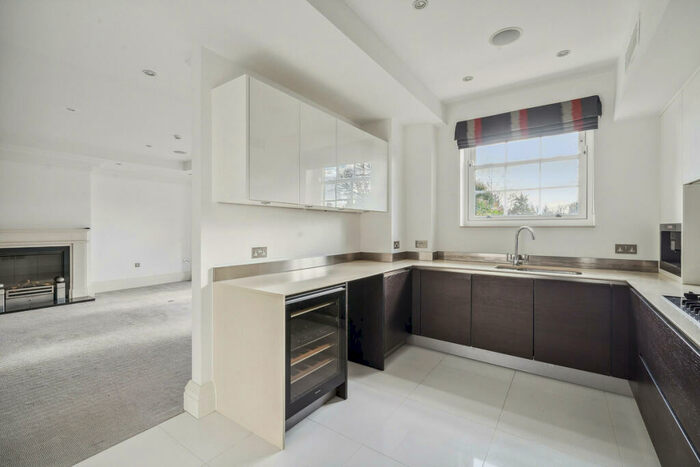 3 Bedroom Flat To Rent In Princess Square, Esher, KT10