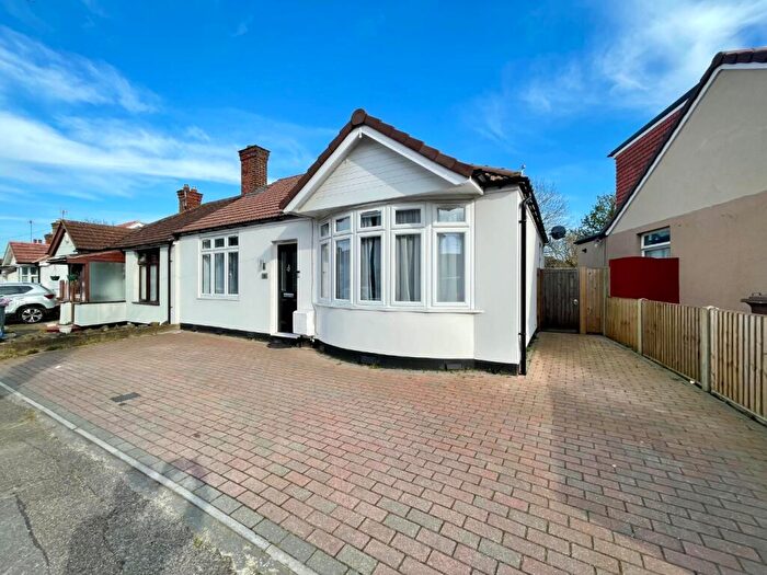3 Bedroom Semi-Detached Bungalow To Rent In St. Monicas Avenue, Luton, Bedfordshire, LU3