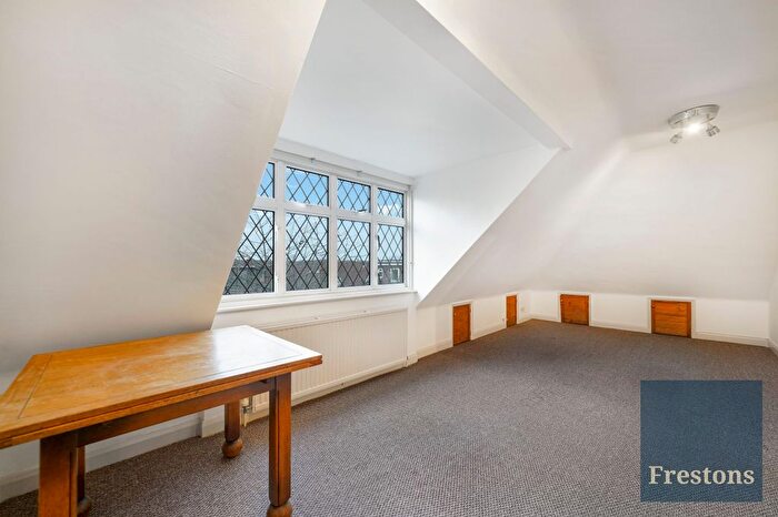 3 Bedroom Flat To Rent In Hutton Grove, London, N12