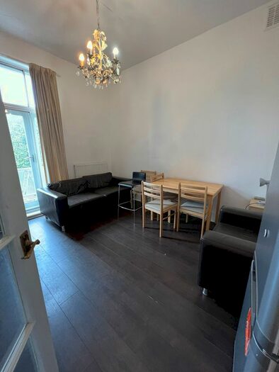 2 Bedroom Flat To Rent In Glazbury Road, London, W14