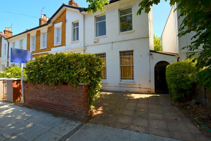 4 Bedroom Semi-Detached House To Rent In Kings Grove Peckham, SE15
