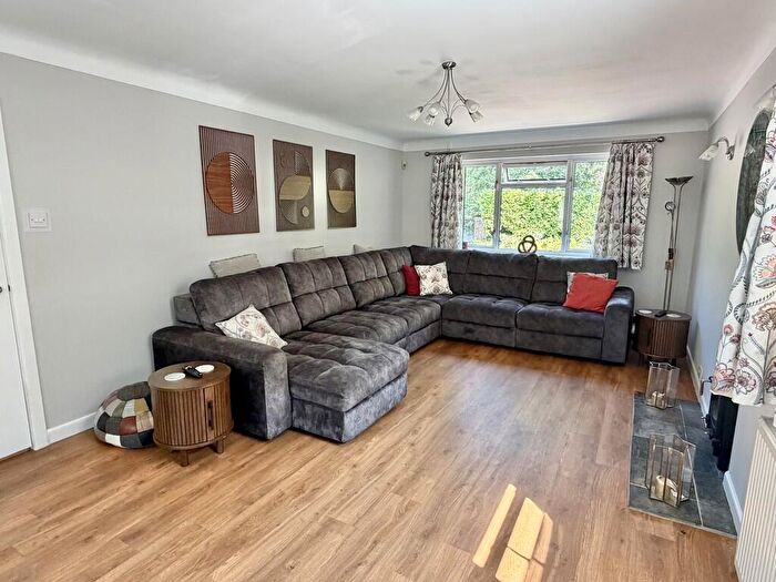 3 Bedroom Detached House For Sale In Roman Road, Broadstone, BH18 - Photo 11