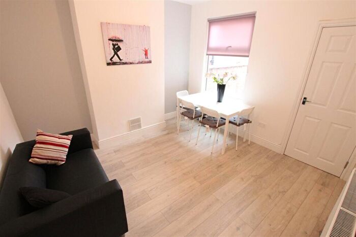 4 Bedroom House To Rent In Allen Road, Northampton, NN1