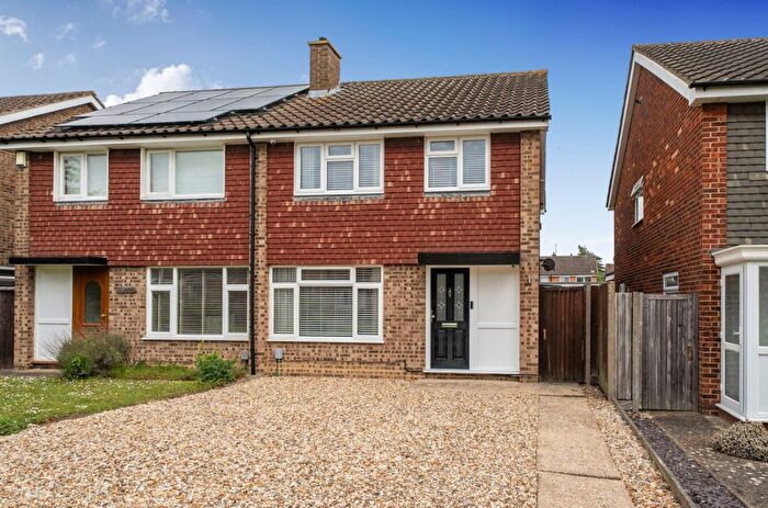 3 Bedroom Semi-detached House For Sale In Carisbrooke Way, Bedford, MK41