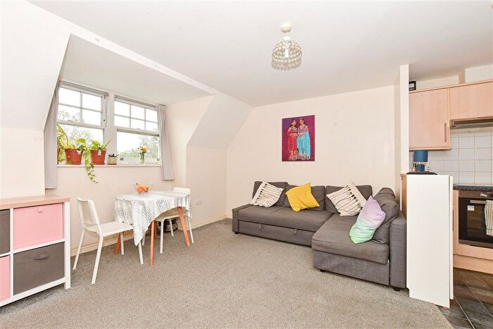 1 Bedroom Flat For Sale In Massetts Road, Horley, Surrey, RH6