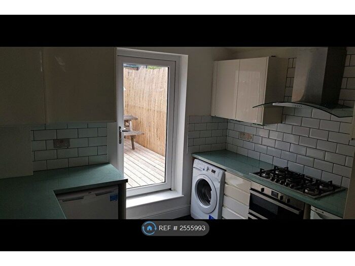 2 Bedroom Flat To Rent In Cavendish Road, London, SW12