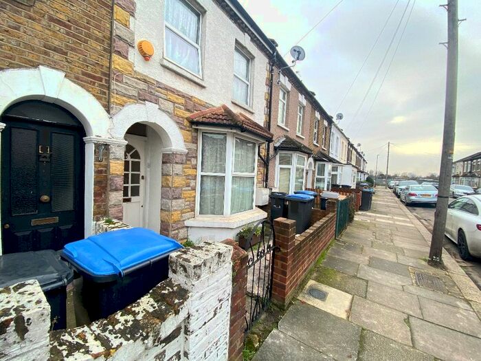 3 Bedroom End Of Terrace House To Rent In Sutherland Road, Ponders End, Enfield EN3