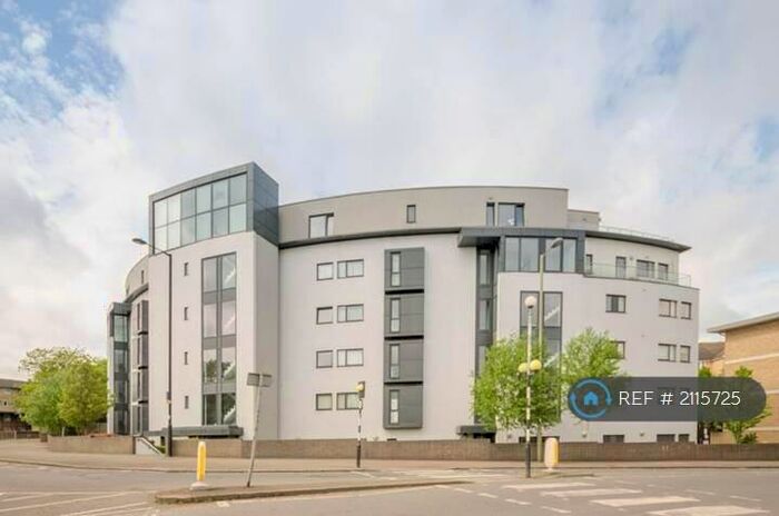 2 Bedroom Flat To Rent In Arc Court, London, N11