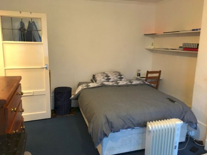1 Bedroom Studio To Rent In Flat, Kelso Road, LS2