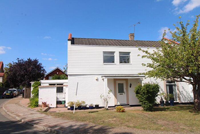 3 Bedroom Link Detached House For Sale In Lancaster Close, Bromley, BR2