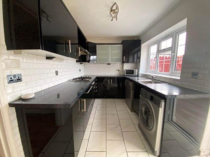 3 Bedroom Detached House To Rent In Hatton Avenue, Slough, SL2