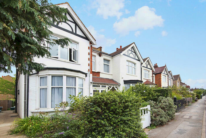 2 Bedroom Apartment To Rent In Lime Grove, New Malden, Surrey, KT3