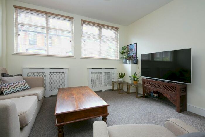 2 Bedroom Flat To Rent In Cavendish Road, London, SW12