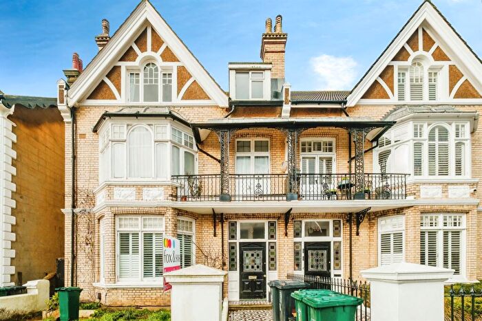 2 Bedroom Flat For Sale In Sackville Gardens, Hove, BN3