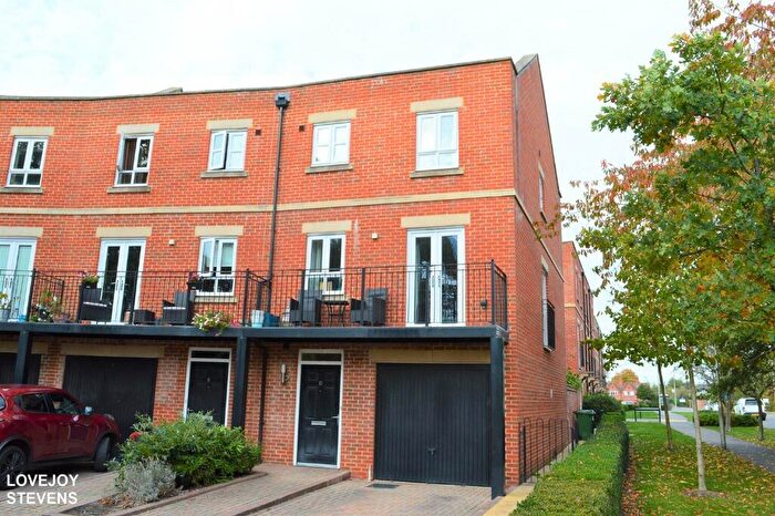 4 Bedroom Terraced House To Rent In Hennessy Crescent, Newbury, RG14