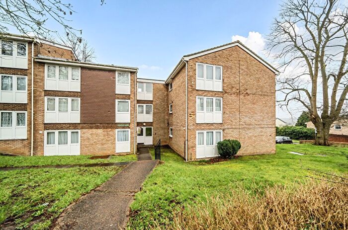 2 Bedroom Flat For Sale In Bells Hill, Barnet, Hertfordshire, EN5