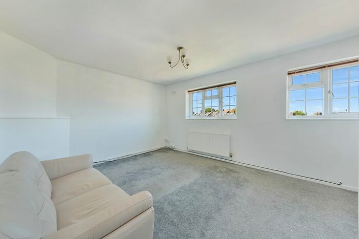 2 Bedroom Flat To Rent In Linkway, London, SW20