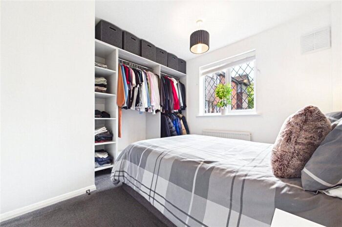 1 Bedroom Apartment For Sale In Ashmere Close, Calcot, Reading, Berkshire, RG31