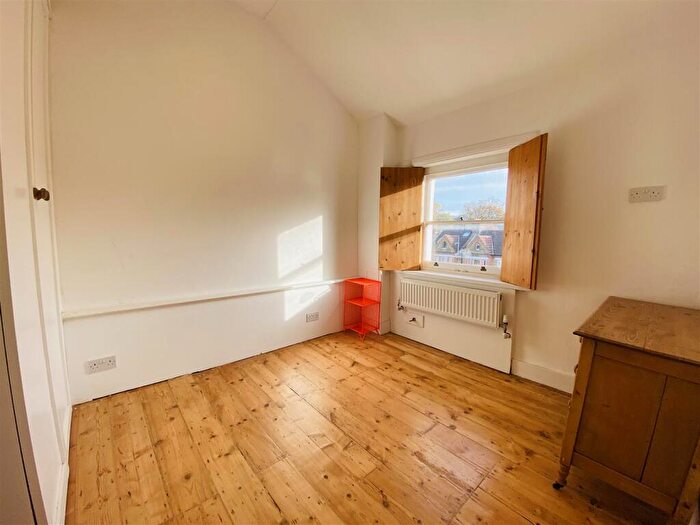 2 Bedroom Flat To Rent In Bedroom Flat - Gipsy Road, SE27
