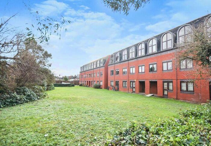 1 Bedroom Flat To Rent In Brook Road South, Brentford, TW8