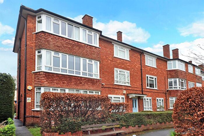 2 Bedroom Maisonette For Sale In South Bank, Surbiton, KT6