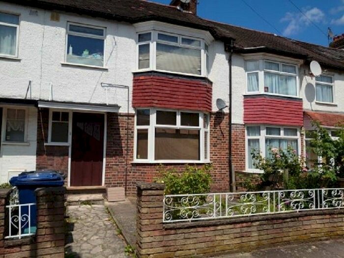 1 Bedroom Flat To Rent In Park View, North Acton, London., W3