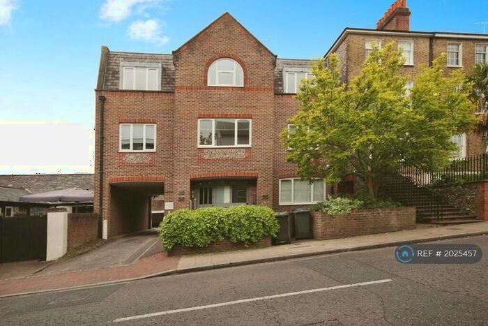 2 Bedroom Flat To Rent In Connaught House, Leatherhead, KT22