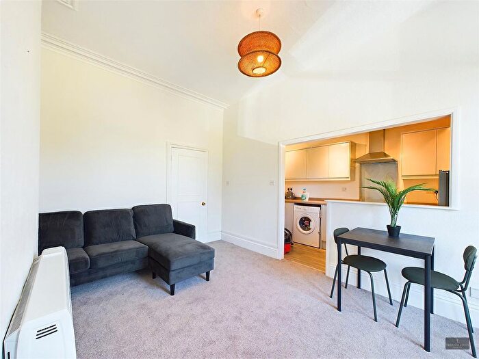 2 Bedroom Flat To Rent In Queens Crescent, Exeter, EX4