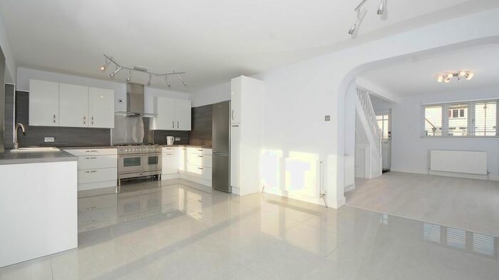 3 Bedroom Semi-Detached House To Rent In Worple Avenue, Staines, TW18