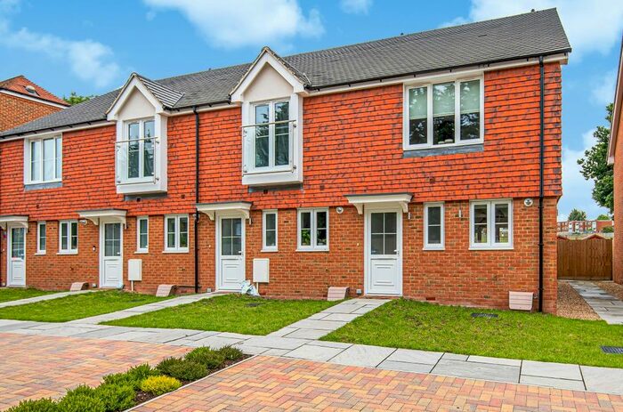 2 Bedroom End Of Terrace House To Rent In Park View Close, Guildford, GU2