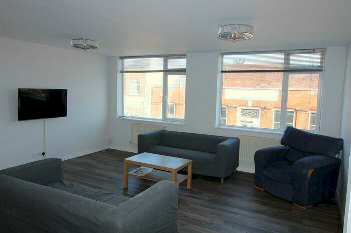 4 Bedroom Flat To Rent In Available September - Double Bedroom Student Flat- Winton, Bournemouth, BH9