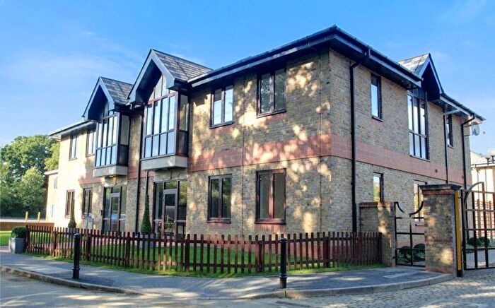 1 Bedroom Apartment For Sale In Hanworth Lane, Chertsey, KT16