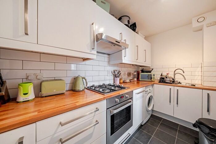 1 Bedroom Flat To Rent In Carmichael Mews, London, SW18