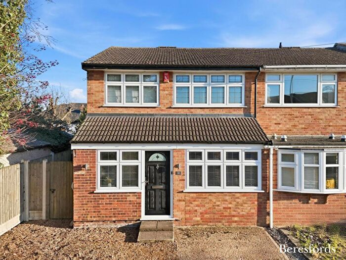 3 Bedroom End Terrace House For Sale In Hoylake Gardens, Romford, RM3