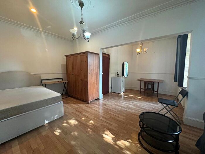 Apartment To Rent In High Road, Wood Green, London, N22