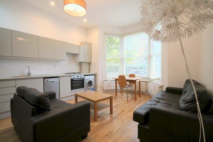 3 Bedroom Flat To Rent In Hartham Road, Islington, N7