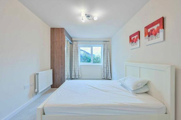 3 Bedroom Flat To Rent In Springfield Drive, Tooting Bec, London, SW17