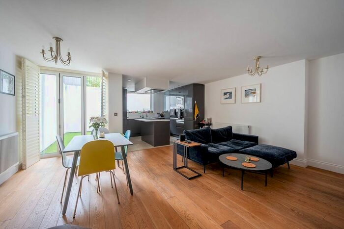 3 Bedroom Flat To Rent In Merton Road, South Wimbledon, London, SW19