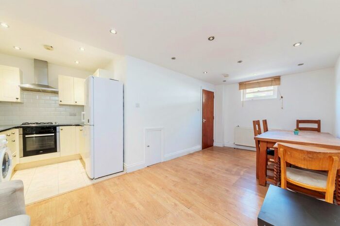 3 Bedroom Flat To Rent In Amwell Street, London, EC1R