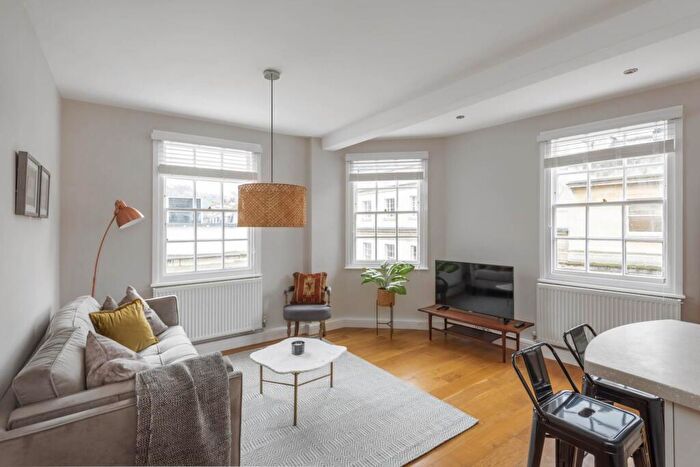 2 Bedroom Apartment To Rent In Flat, Union Passage, Bath, BA1