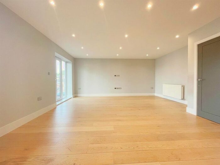 1 Bedroom Flat To Rent In The Mount, Brentwood, Essex, CM14