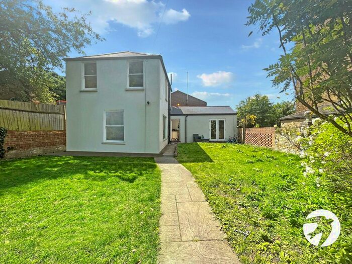 3 Bedroom Detached House To Rent In Woodhill, Woolwich, SE18