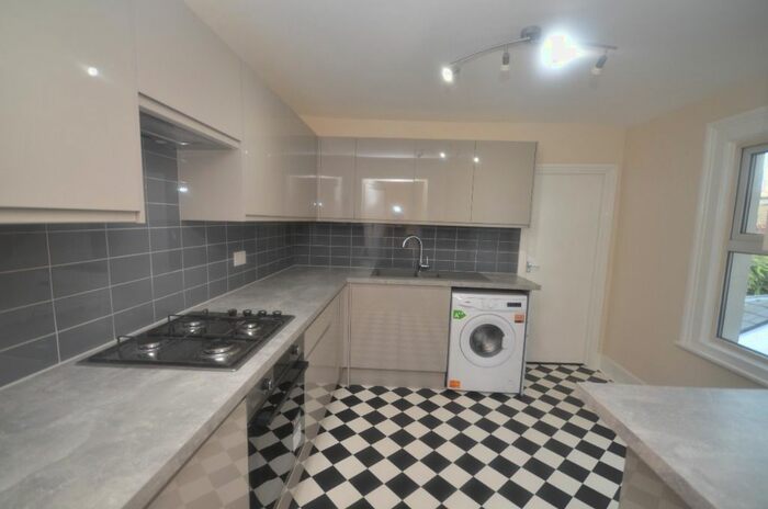 1 Bedroom Flat To Rent In Rodwell Road, East Dulwich, London, SE22