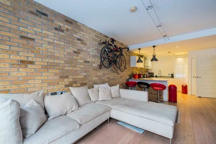 2 Bedroom Flat To Rent In Plumbers Row, Epc:C, E1